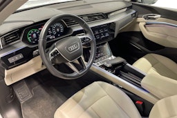 Valkoinen Audi Q8 e-tron 2023 kuva 6.