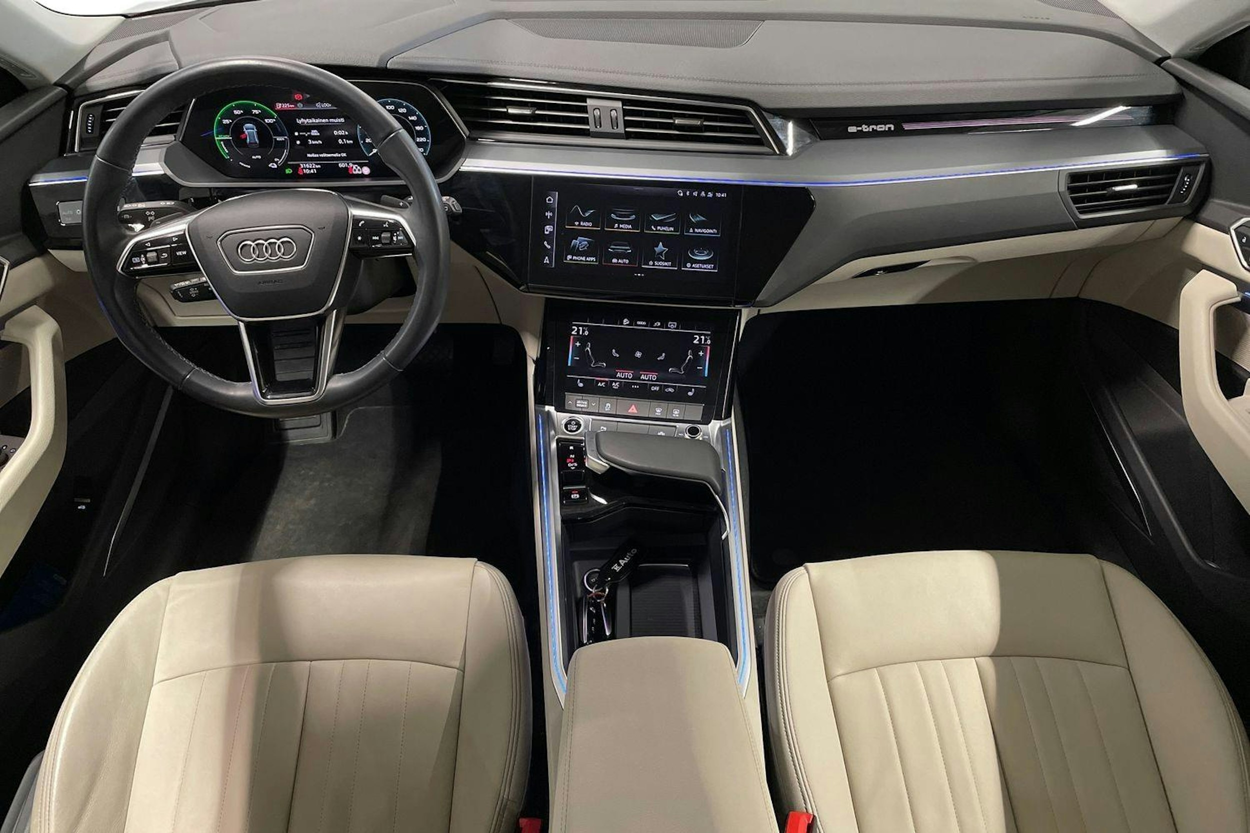 Valkoinen Audi Q8 e-tron 2023 kuva 7.