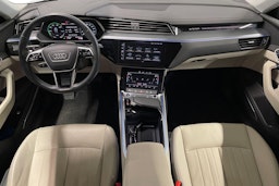Valkoinen Audi Q8 e-tron 2023 kuva 7.