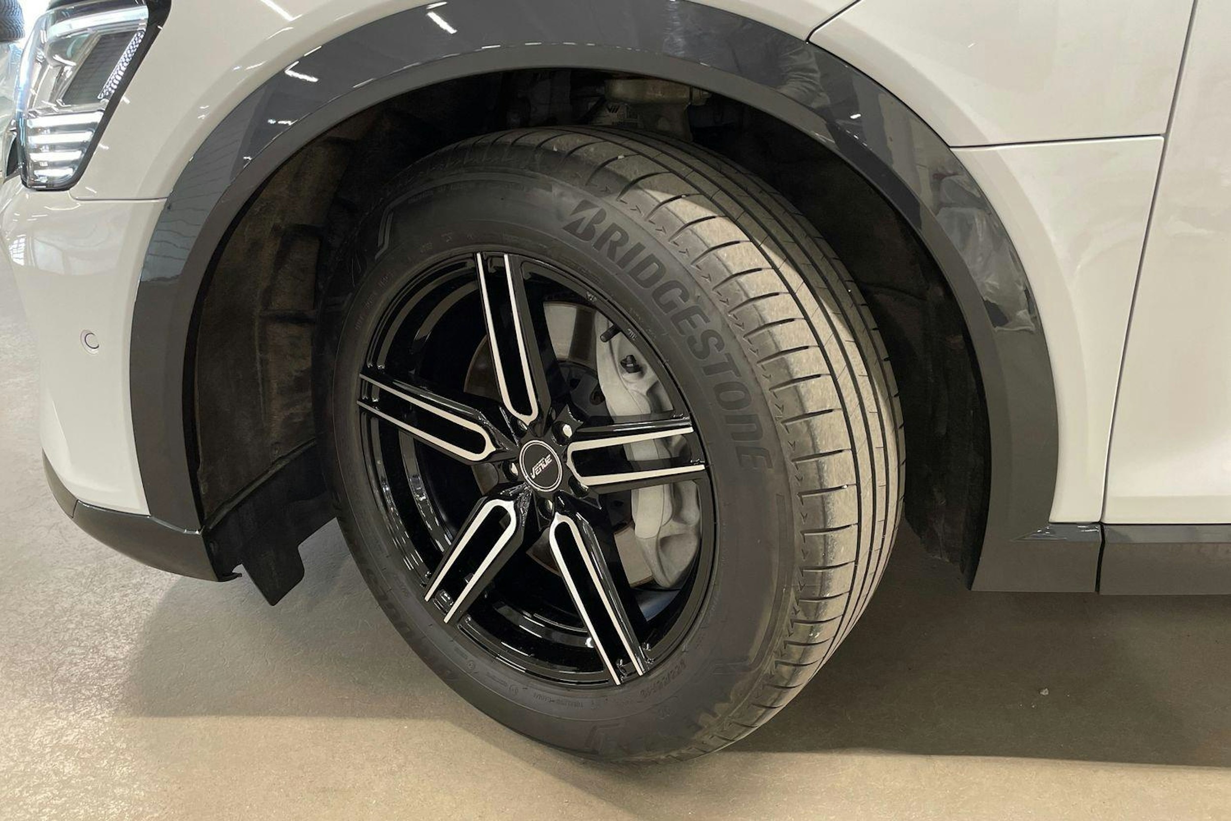 Valkoinen Audi Q8 e-tron 2023 kuva 10.