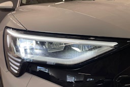 Valkoinen Audi Q8 e-tron 2023 kuva 11.