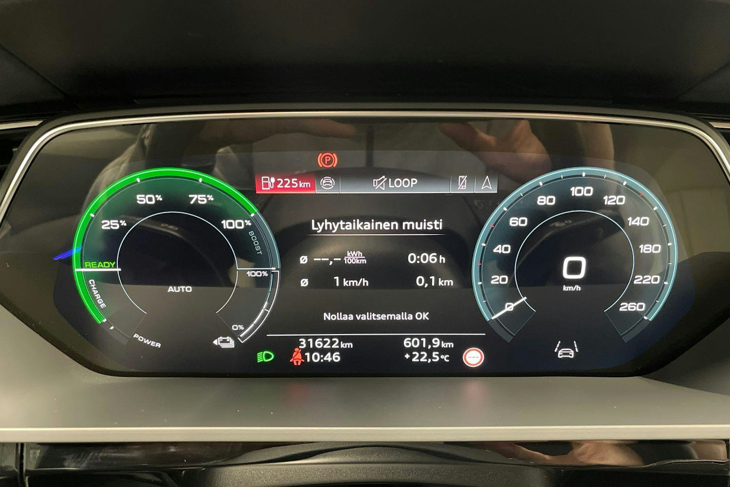 Valkoinen Audi Q8 e-tron 2023 kuva 14.