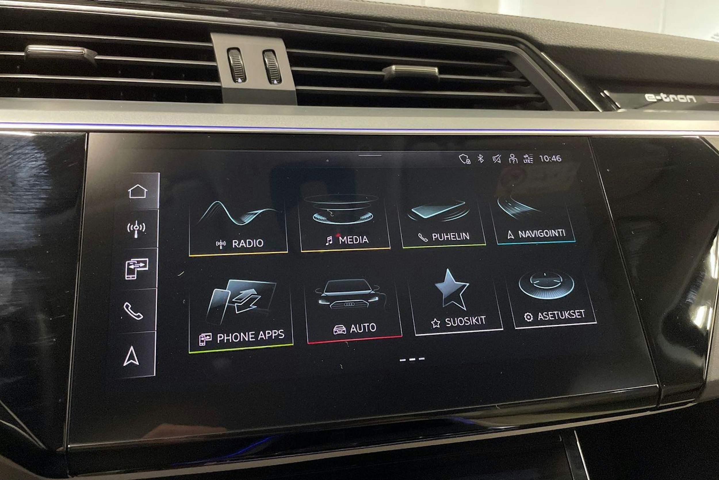 Valkoinen Audi Q8 e-tron 2023 kuva 15.