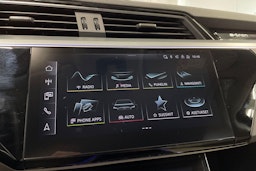 Valkoinen Audi Q8 e-tron 2023 kuva 15.