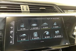 Valkoinen Audi Q8 e-tron 2023 kuva 16.