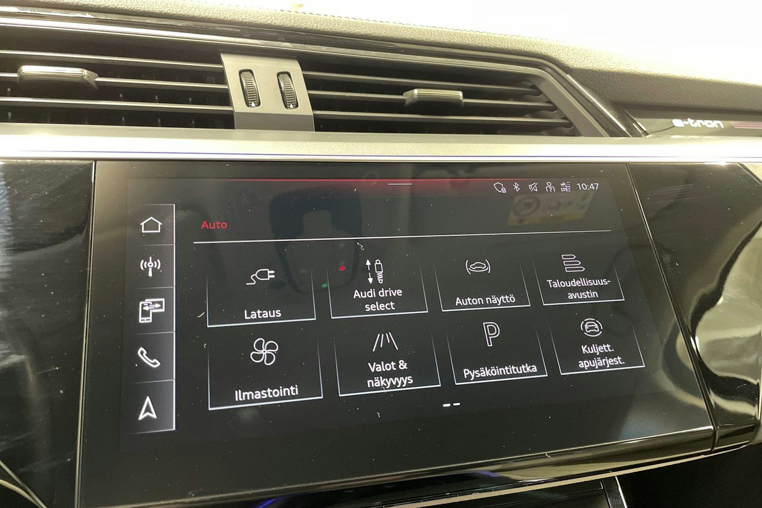 Valkoinen Audi Q8 e-tron 2023 kuva 17.