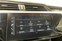 Valkoinen Audi Q8 e-tron 2023 kuva 17.