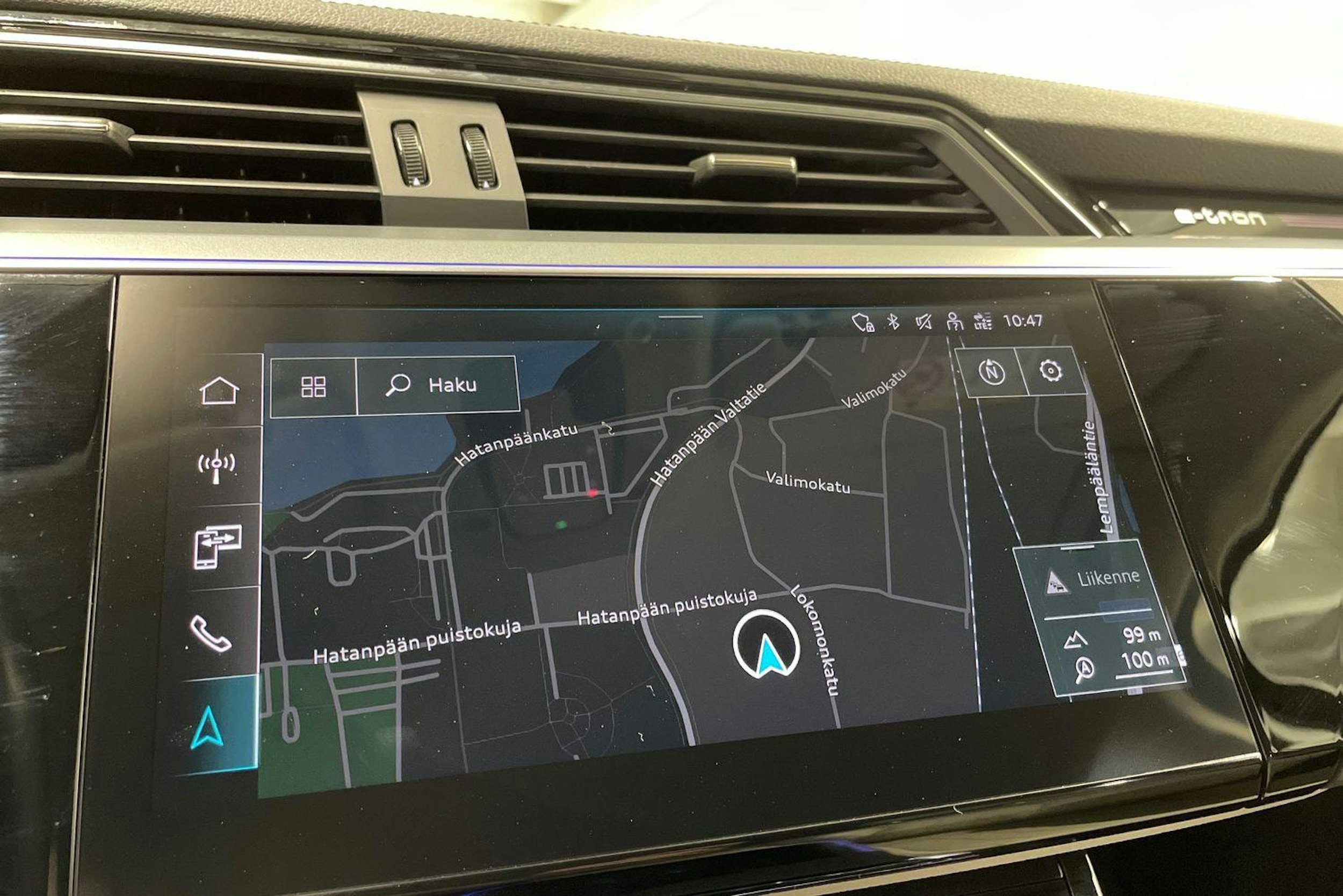 Valkoinen Audi Q8 e-tron 2023 kuva 18.