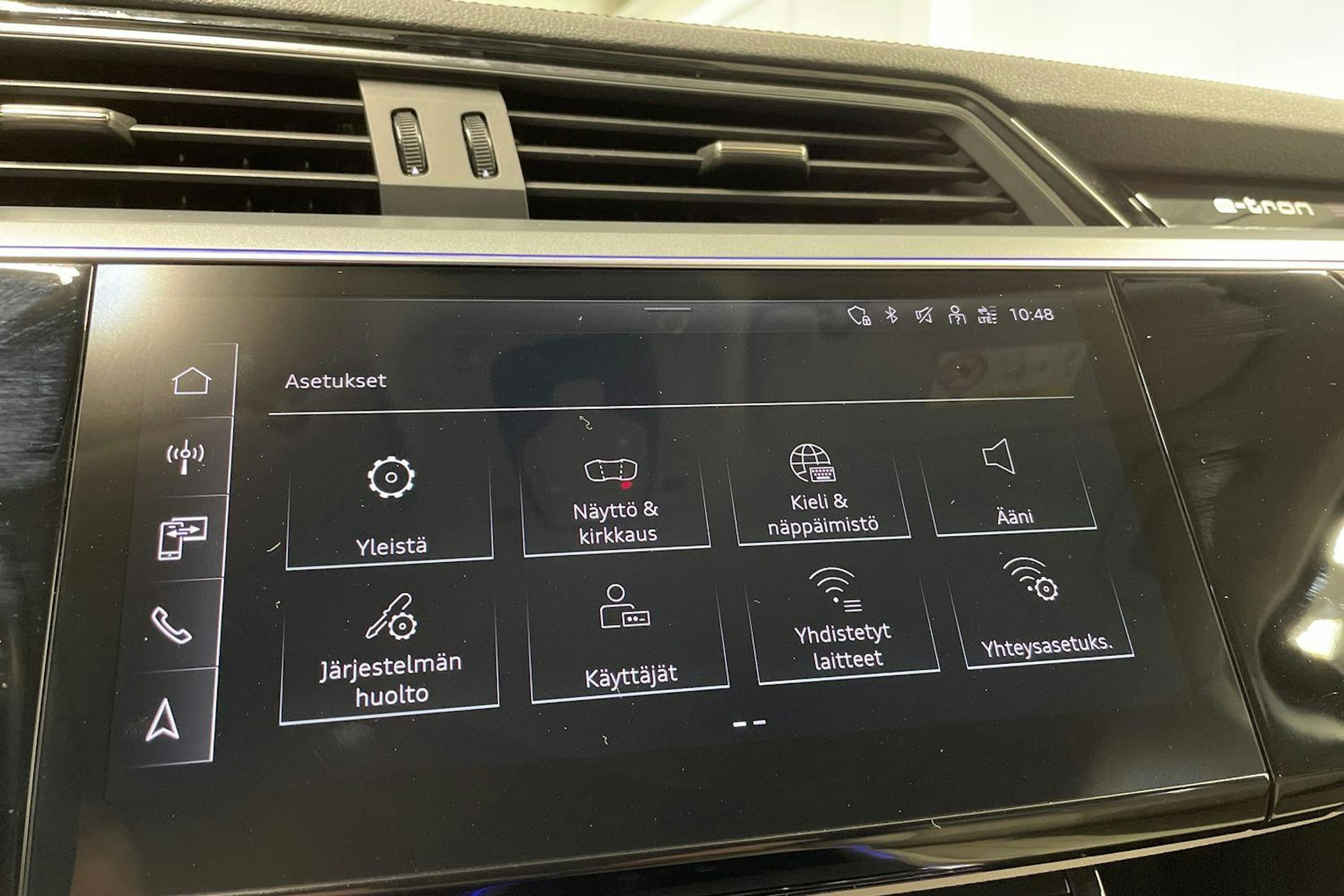 Valkoinen Audi Q8 e-tron 2023 kuva 20.