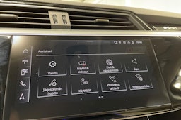 Valkoinen Audi Q8 e-tron 2023 kuva 20.