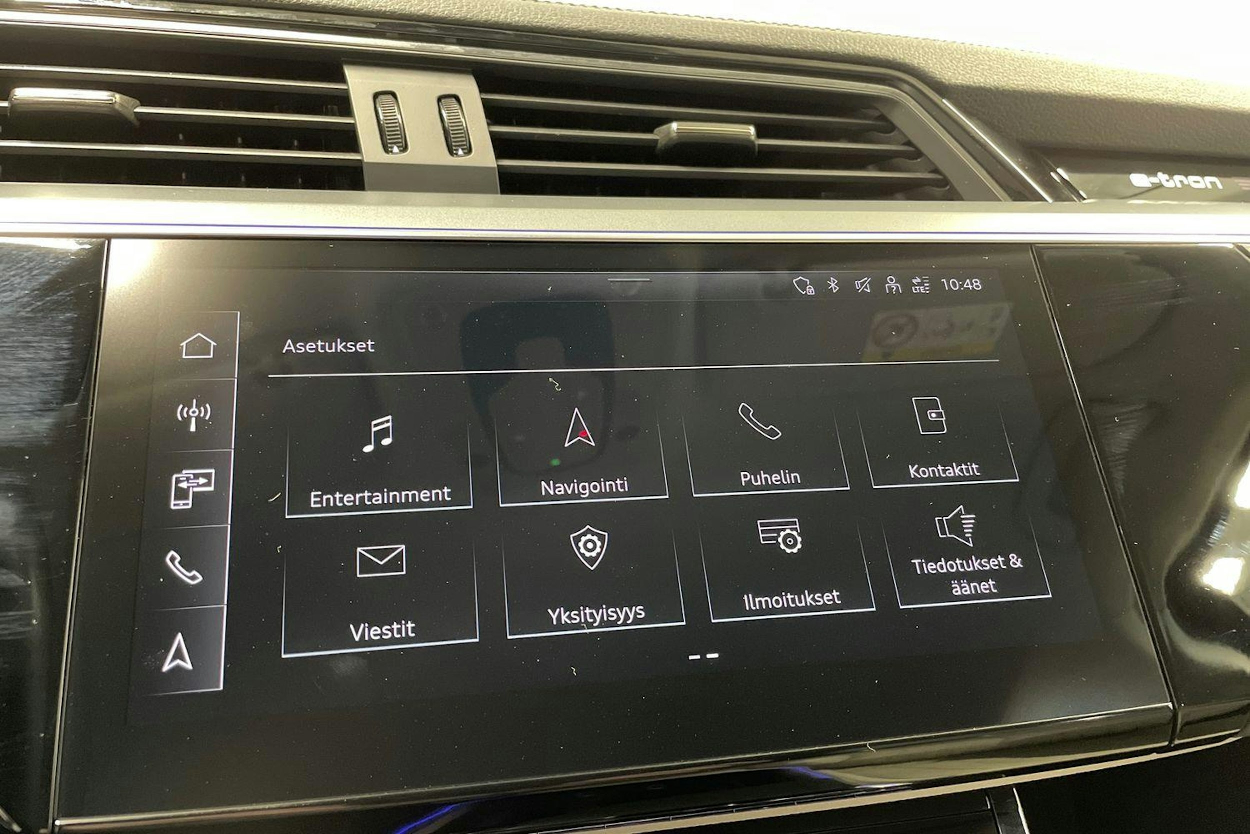 Valkoinen Audi Q8 e-tron 2023 kuva 21.
