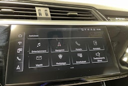 Valkoinen Audi Q8 e-tron 2023 kuva 21.
