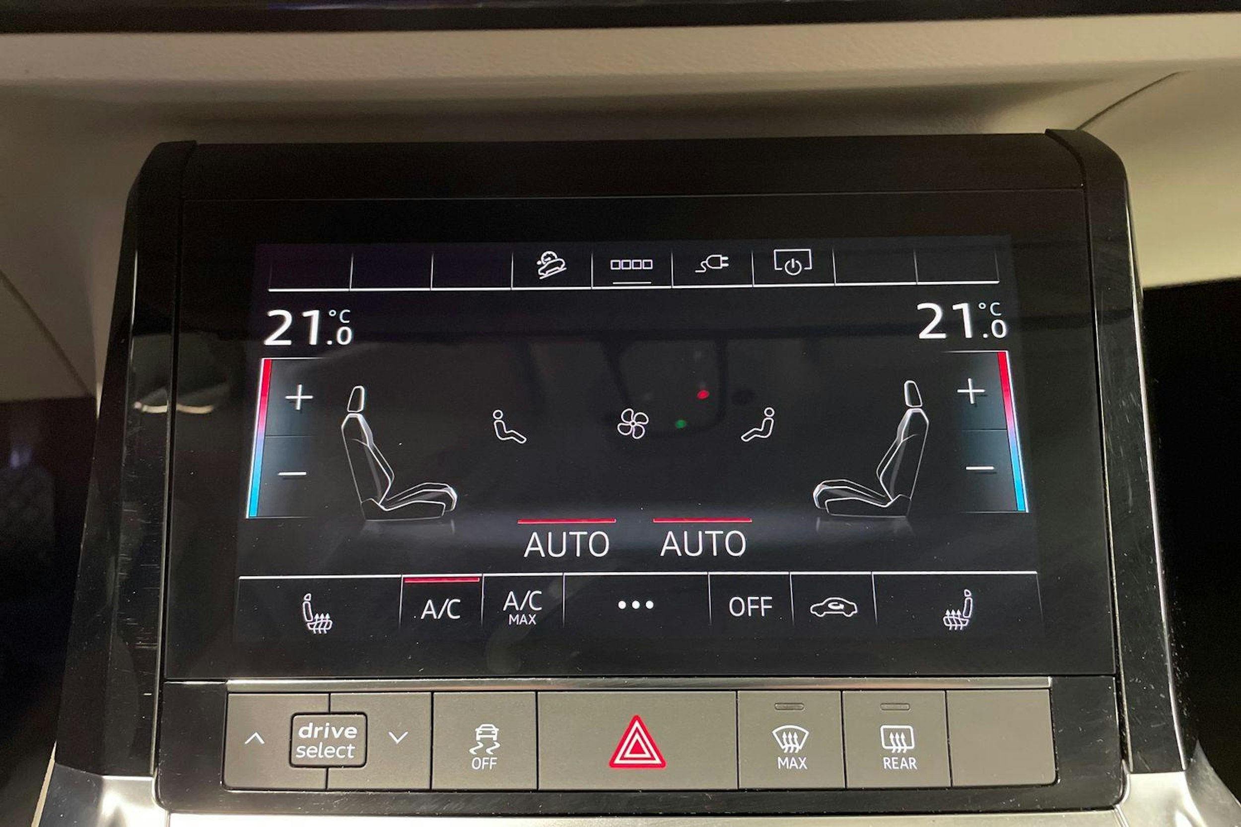 Valkoinen Audi Q8 e-tron 2023 kuva 22.