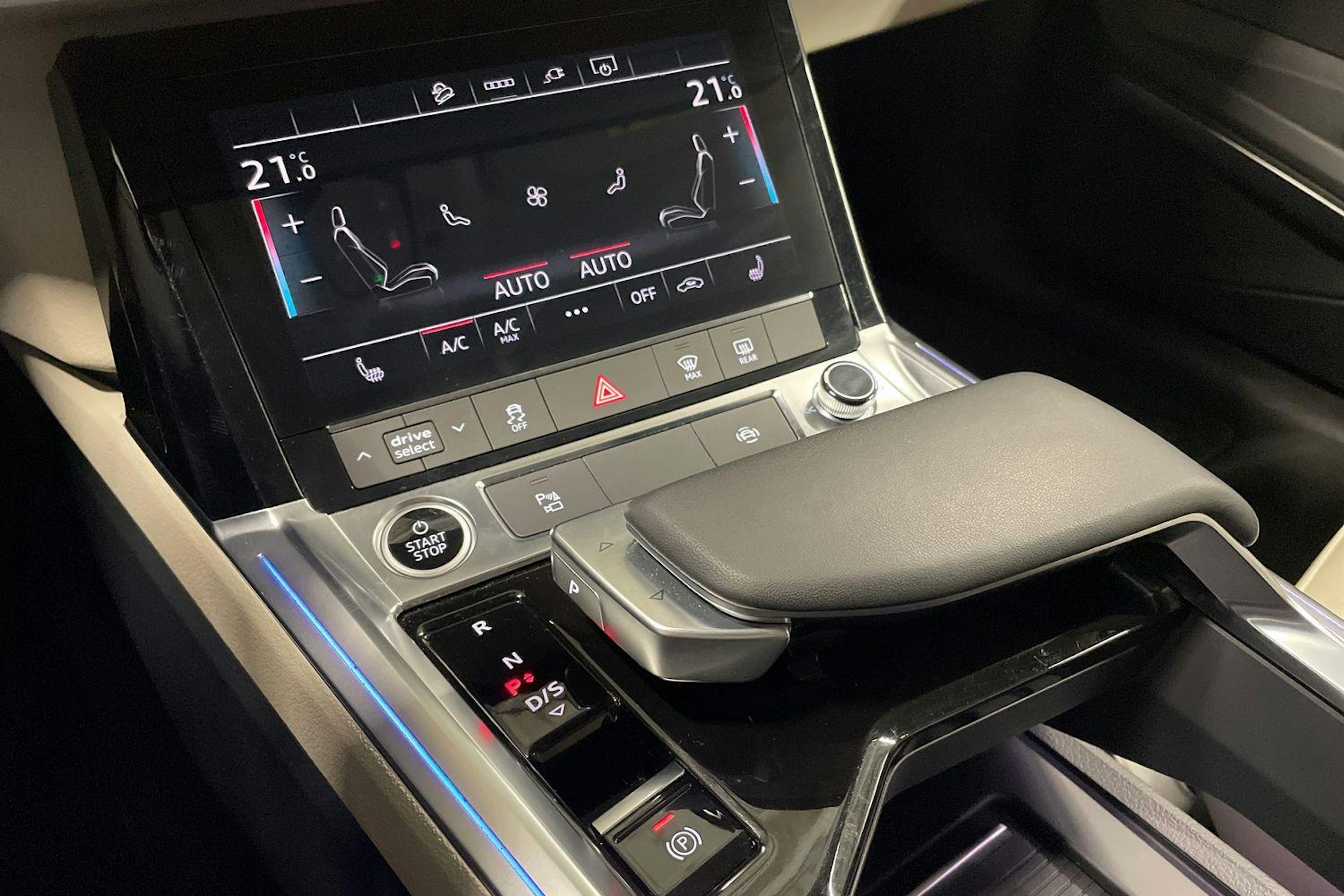 Valkoinen Audi Q8 e-tron 2023 kuva 23.