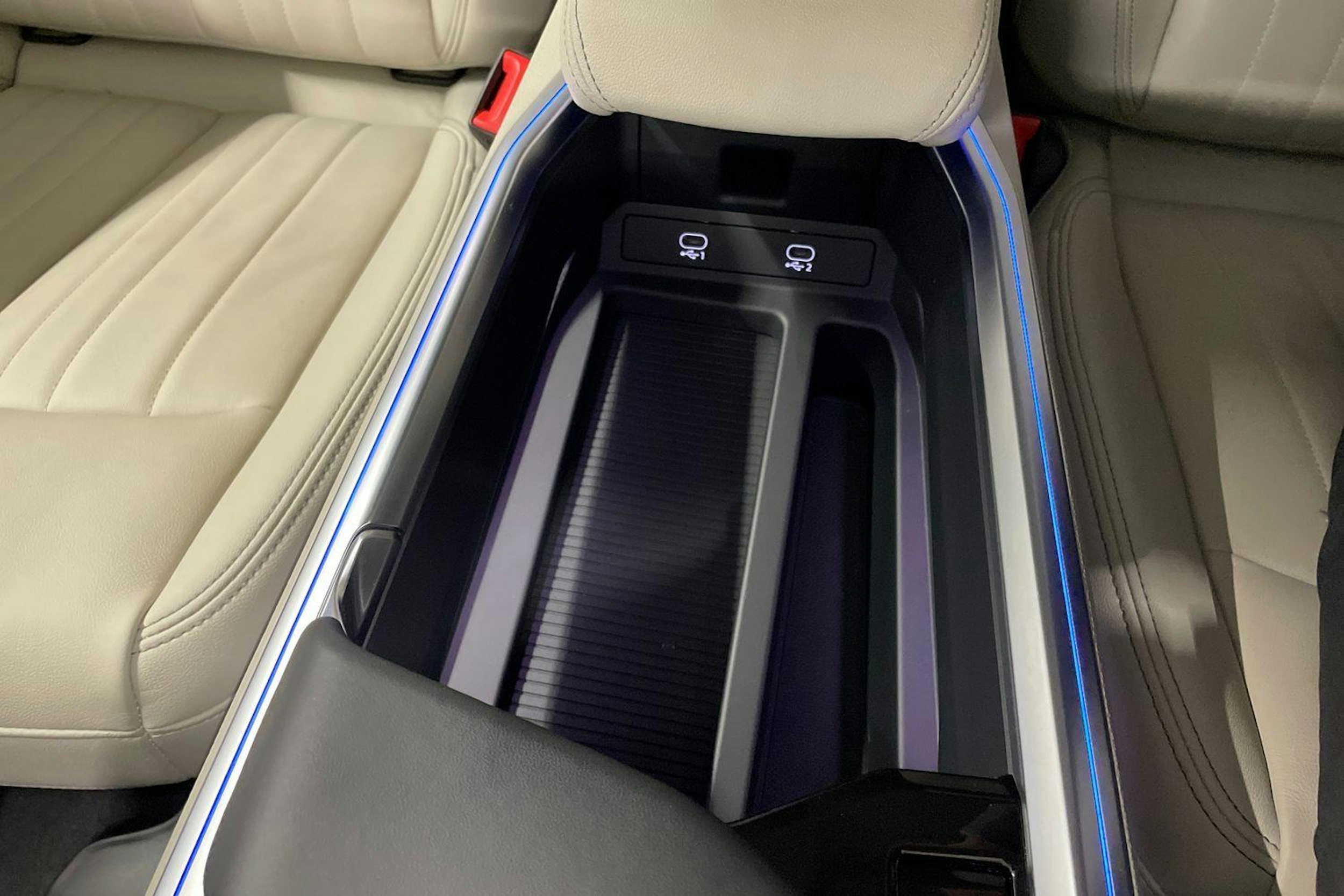 Valkoinen Audi Q8 e-tron 2023 kuva 24.
