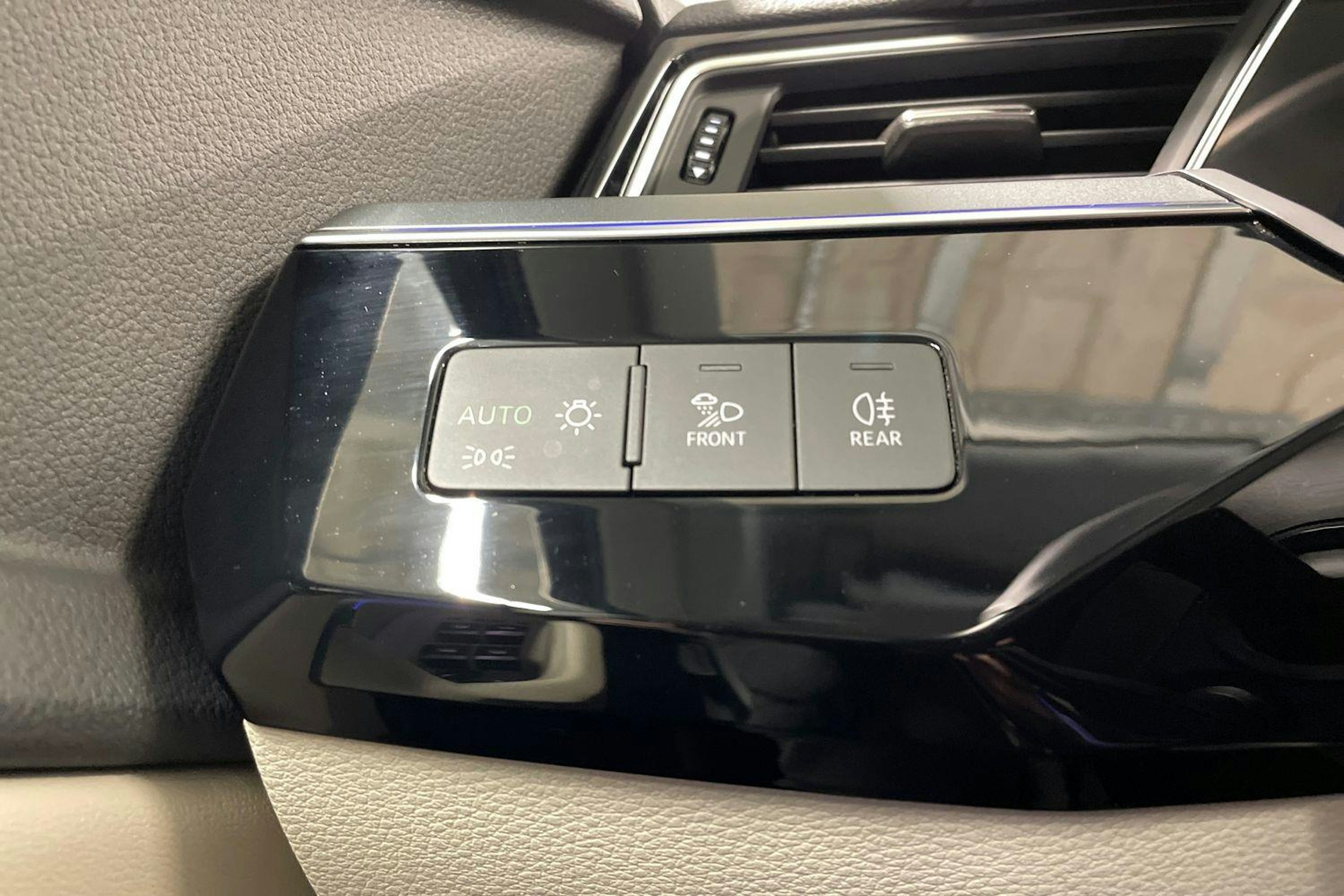 Valkoinen Audi Q8 e-tron 2023 kuva 25.