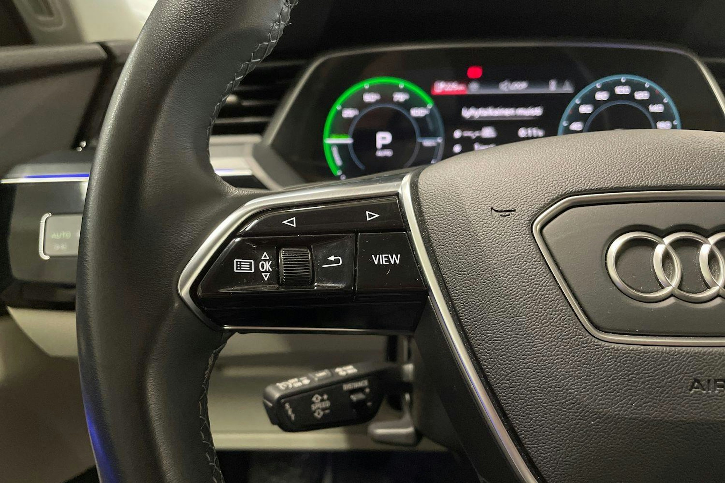 Valkoinen Audi Q8 e-tron 2023 kuva 26.