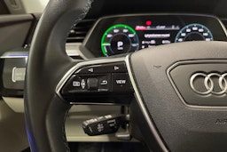Valkoinen Audi Q8 e-tron 2023 kuva 26.