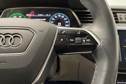 Valkoinen Audi Q8 e-tron 2023 kuva 27.
