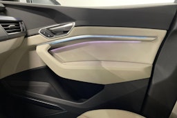 Valkoinen Audi Q8 e-tron 2023 kuva 29.