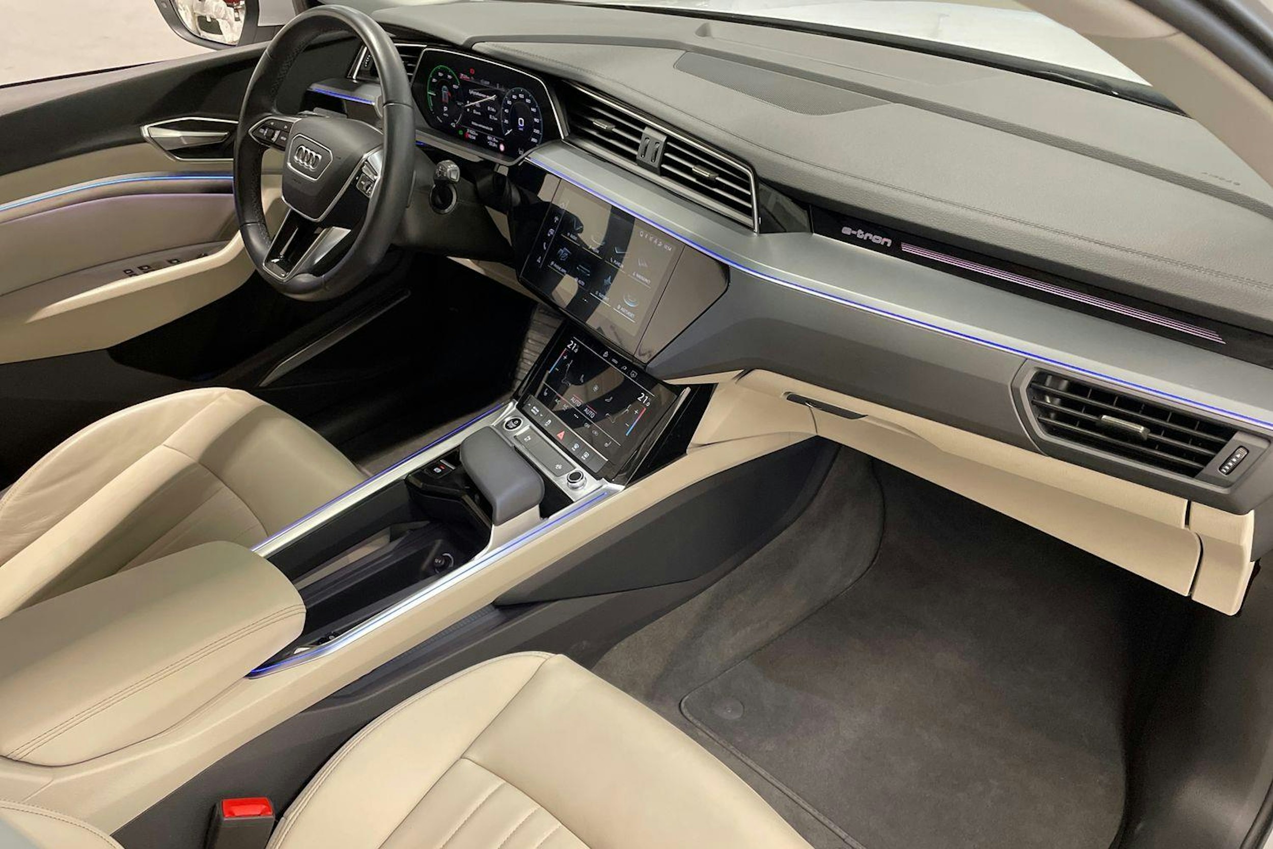 Valkoinen Audi Q8 e-tron 2023 kuva 32.