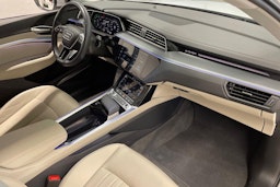 Valkoinen Audi Q8 e-tron 2023 kuva 32.