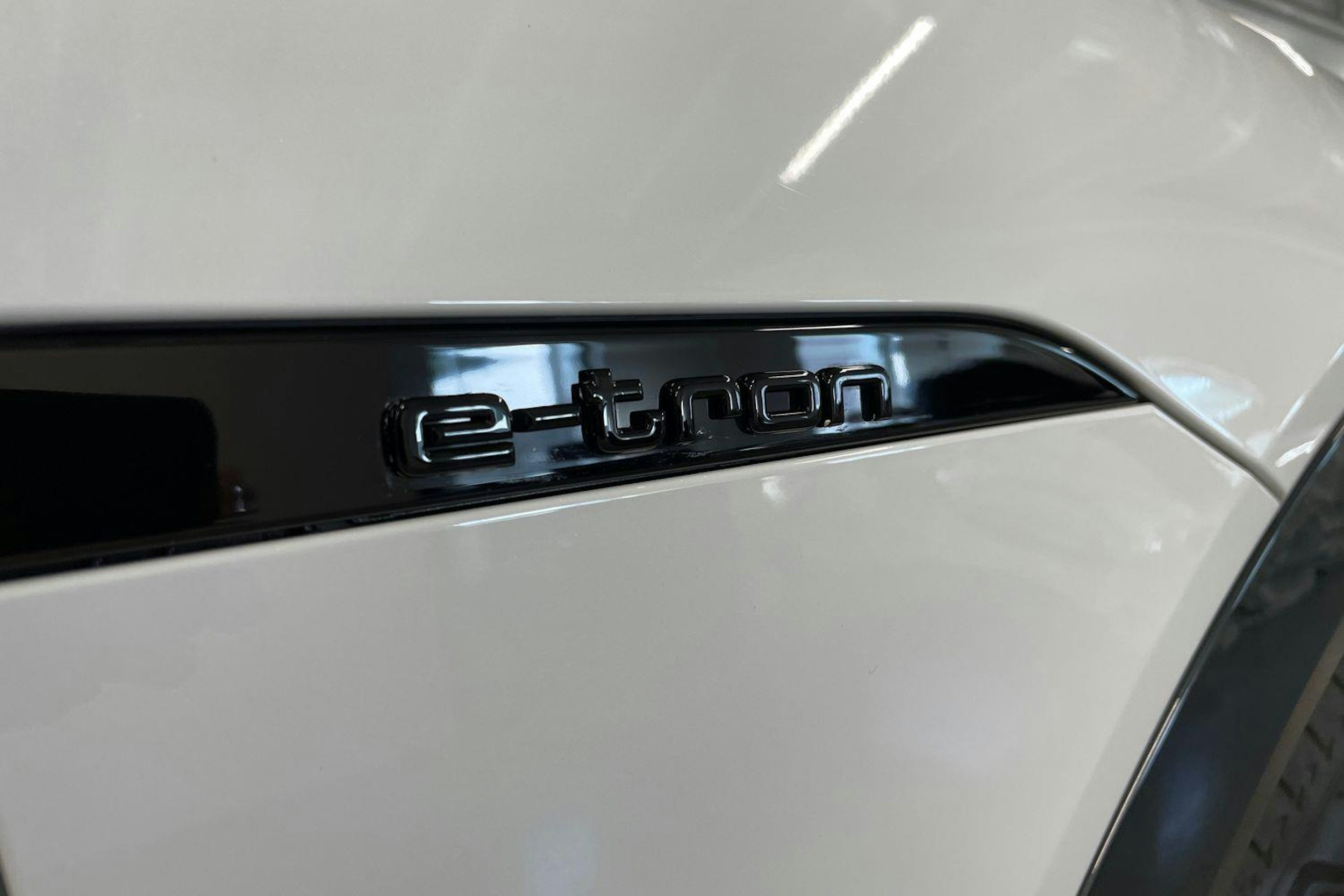 Valkoinen Audi Q8 e-tron 2023 kuva 34.