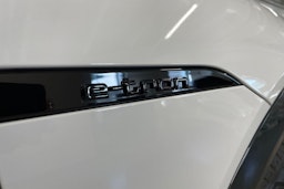 Valkoinen Audi Q8 e-tron 2023 kuva 34.