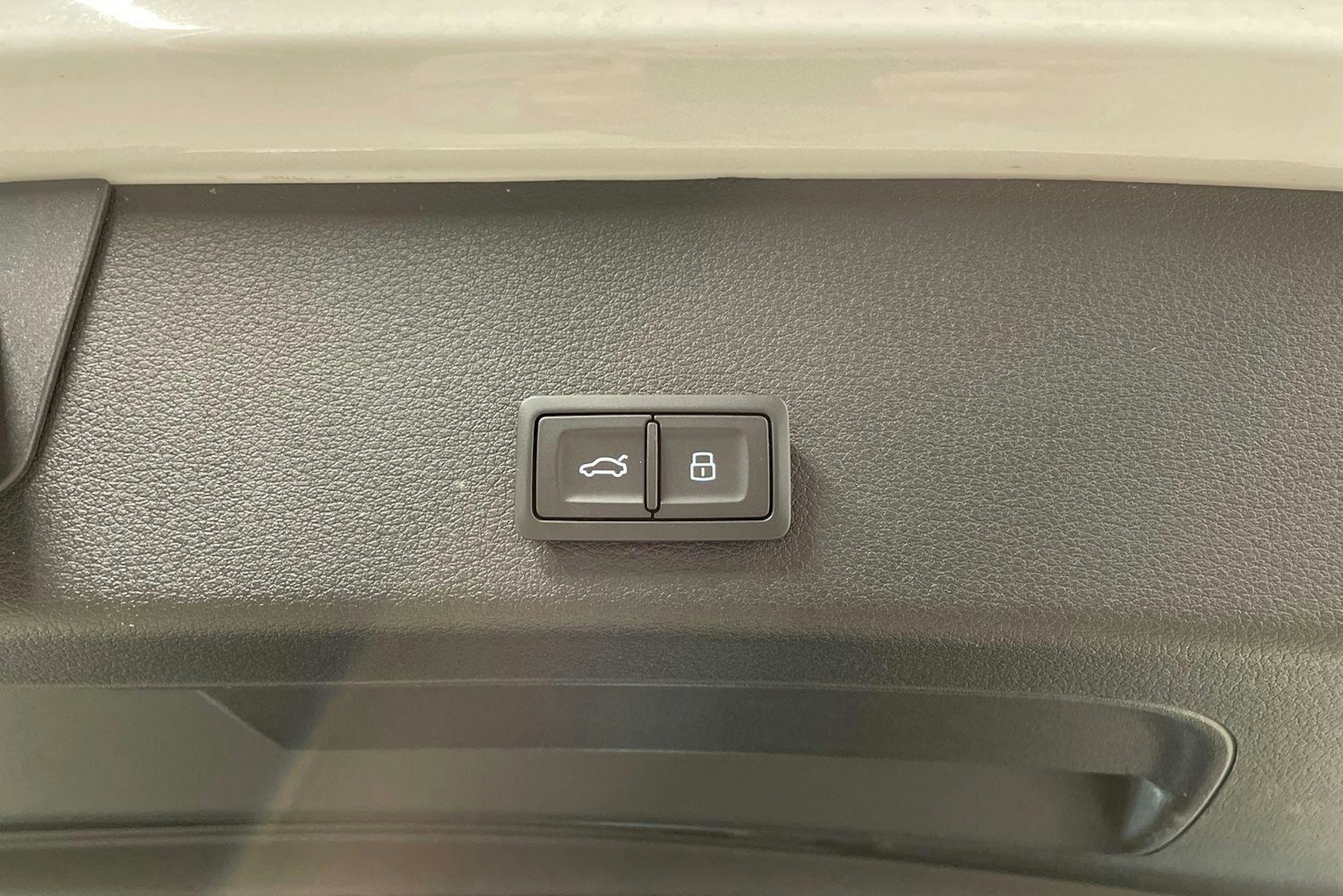 Valkoinen Audi Q8 e-tron 2023 kuva 35.