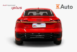 punainen Audi Q8 e-tron 2023 kuva 3.