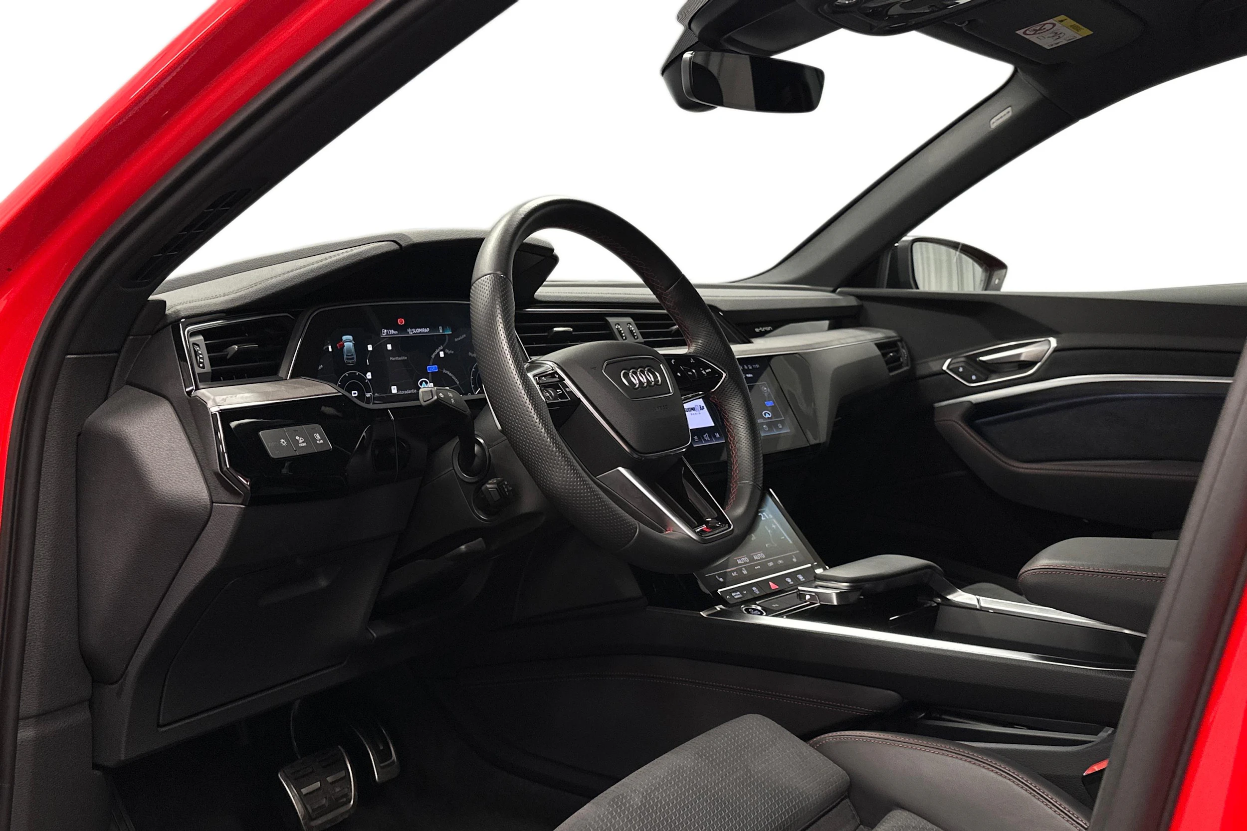 punainen Audi Q8 e-tron 2023 kuva 6.