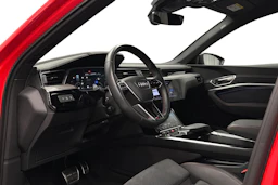 punainen Audi Q8 e-tron 2023 kuva 6.