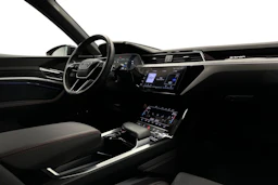 punainen Audi Q8 e-tron 2023 kuva 7.
