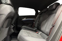 punainen Audi Q8 e-tron 2023 kuva 8.