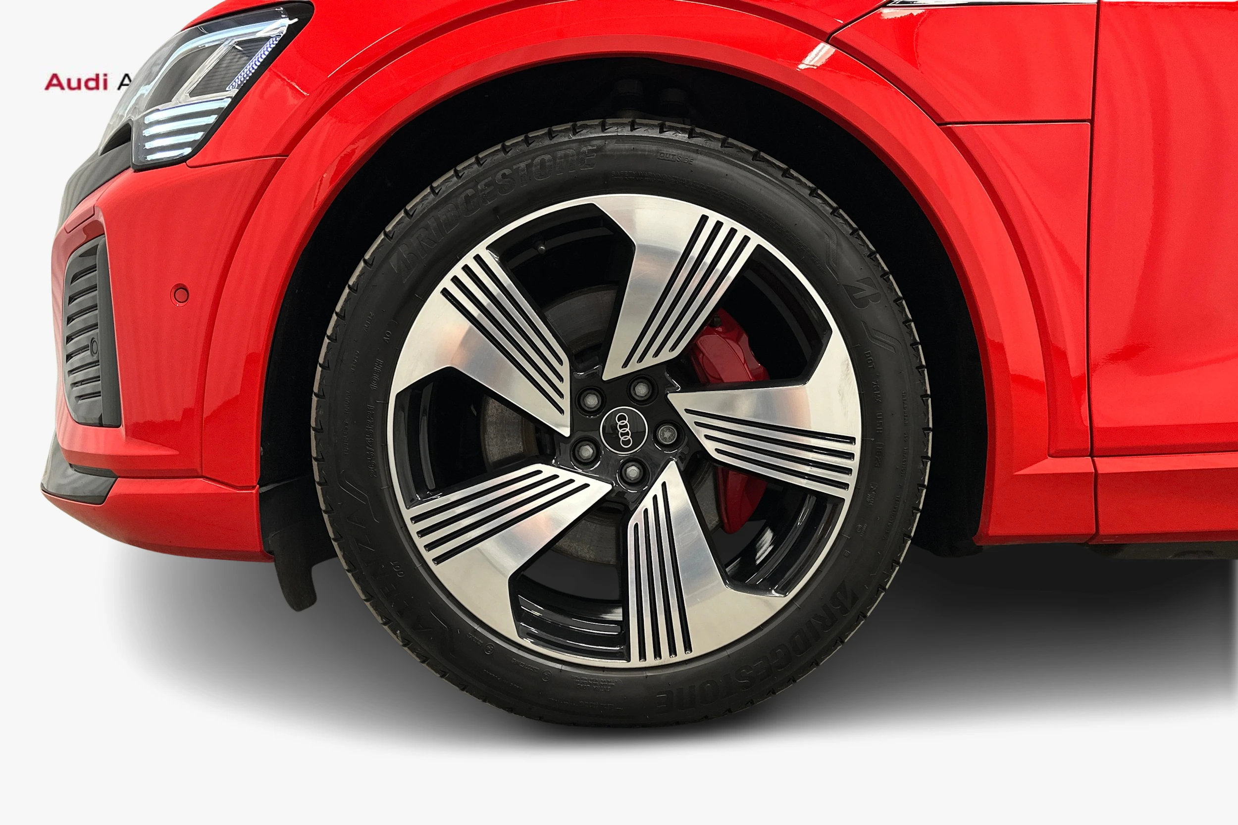 punainen Audi Q8 e-tron 2023 kuva 9.