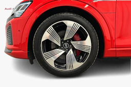 punainen Audi Q8 e-tron 2023 kuva 9.