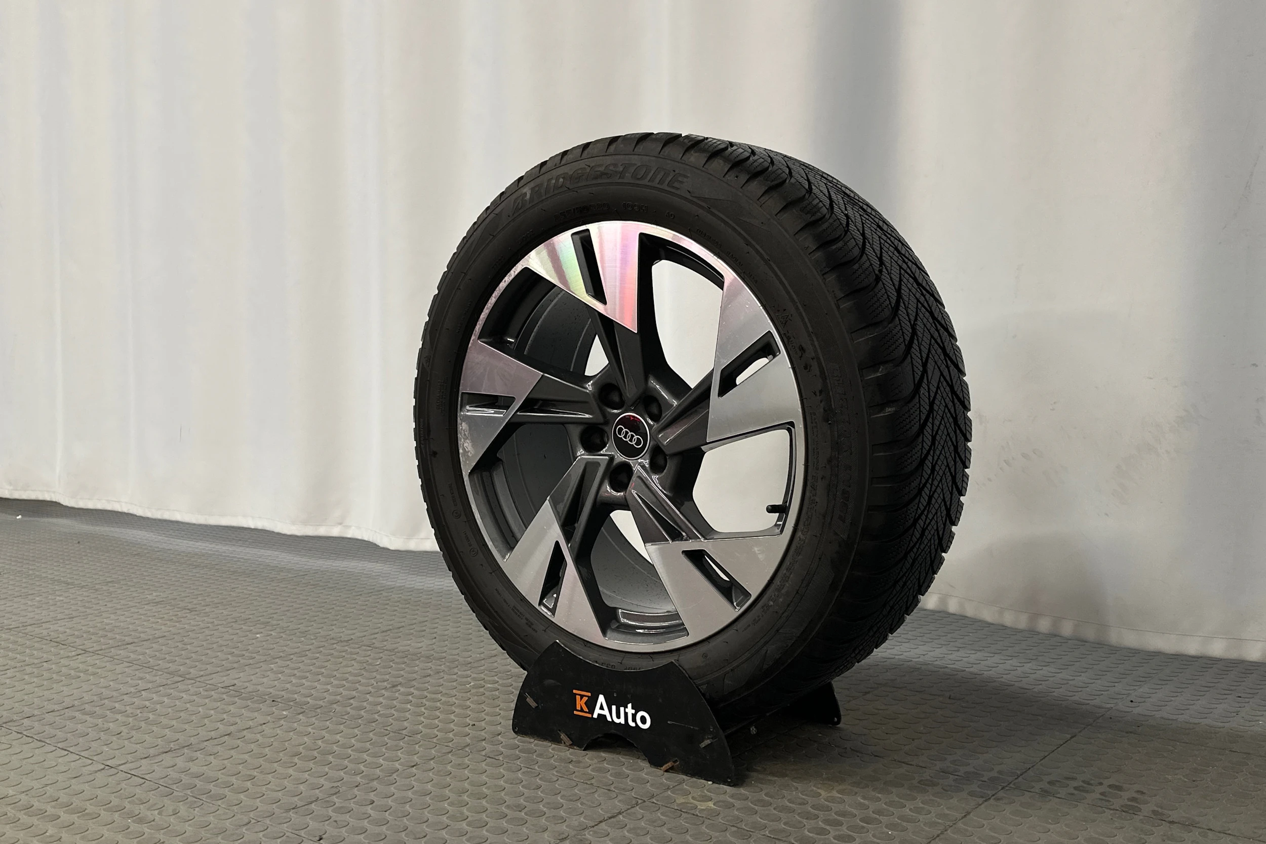 punainen Audi Q8 e-tron 2023 kuva 10.