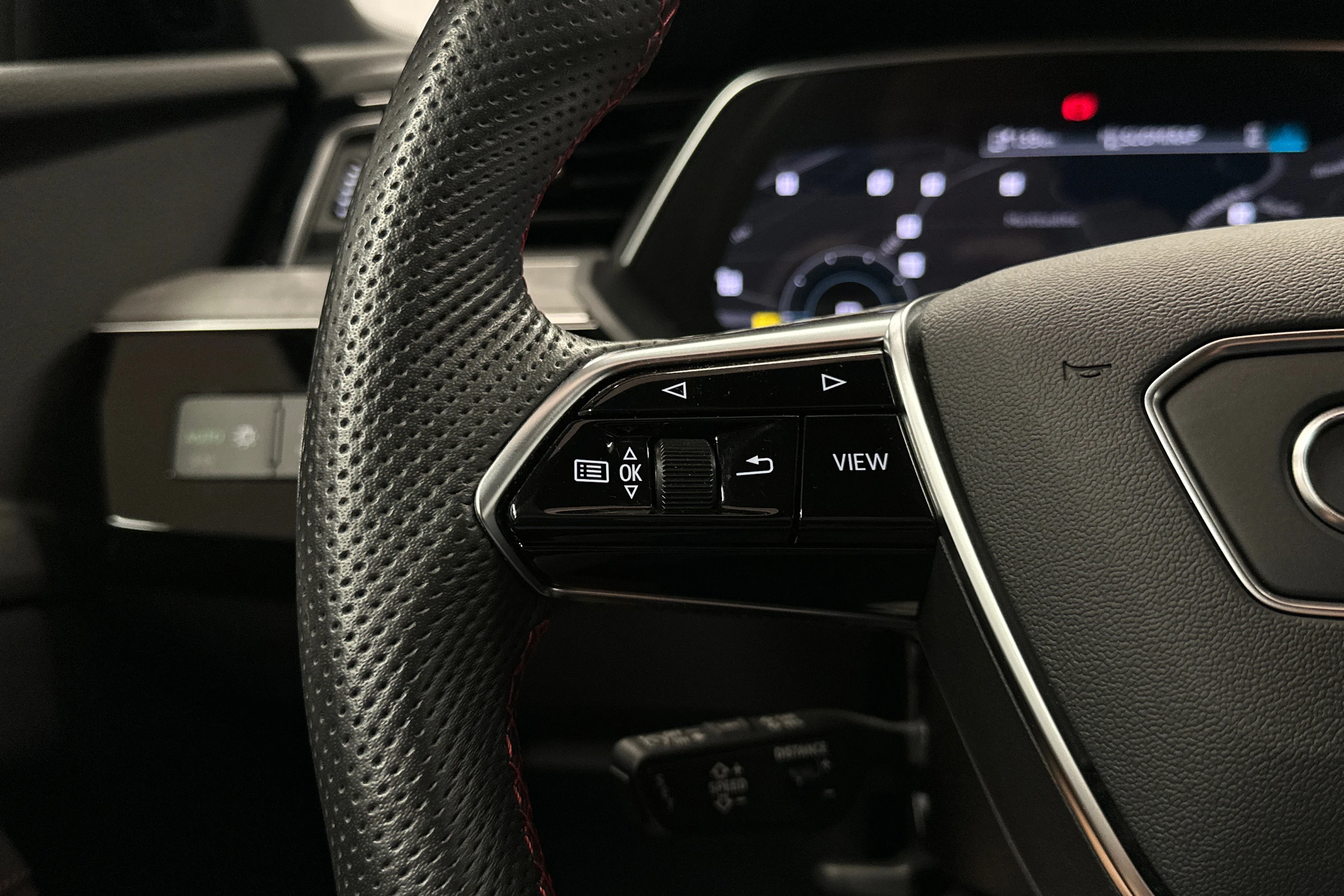 punainen Audi Q8 e-tron 2023 kuva 11.