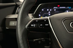 punainen Audi Q8 e-tron 2023 kuva 11.