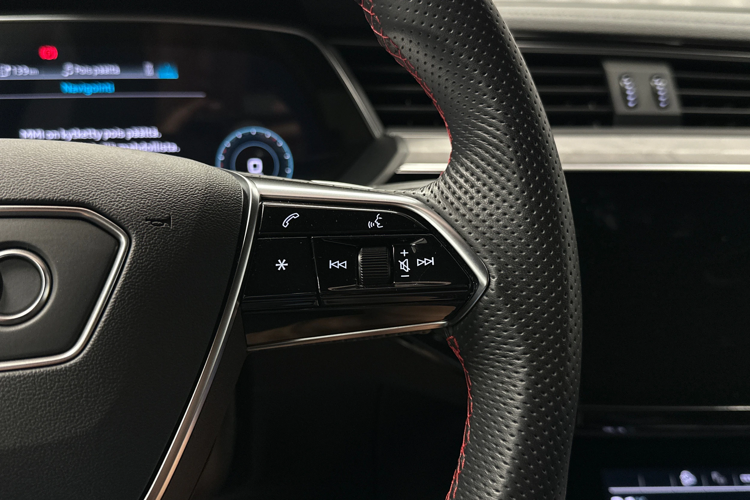 punainen Audi Q8 e-tron 2023 kuva 12.