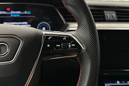 punainen Audi Q8 e-tron 2023 kuva 12.