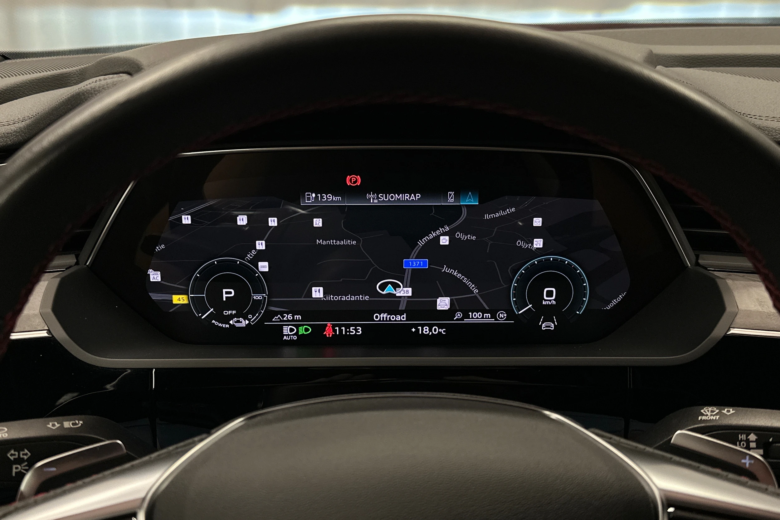 punainen Audi Q8 e-tron 2023 kuva 13.