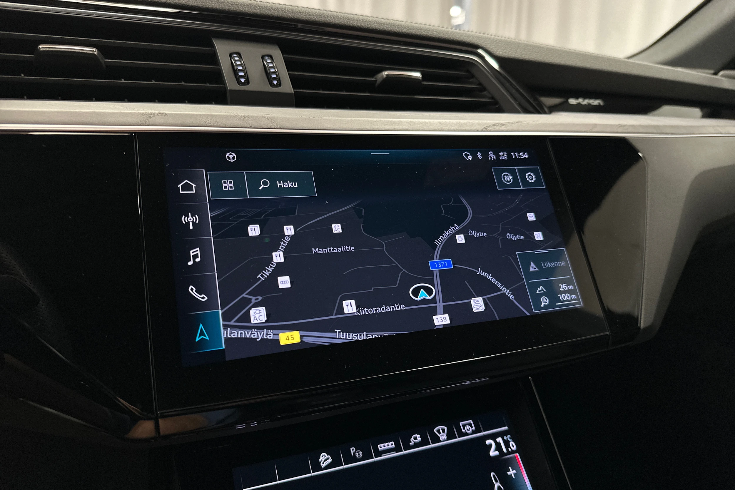 punainen Audi Q8 e-tron 2023 kuva 14.