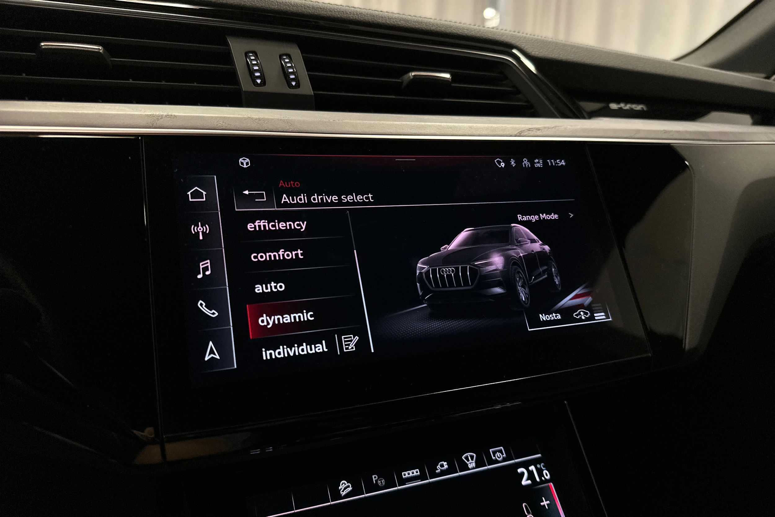 punainen Audi Q8 e-tron 2023 kuva 15.