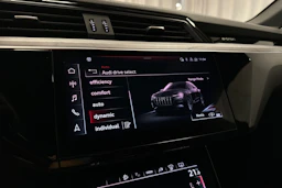 punainen Audi Q8 e-tron 2023 kuva 15.