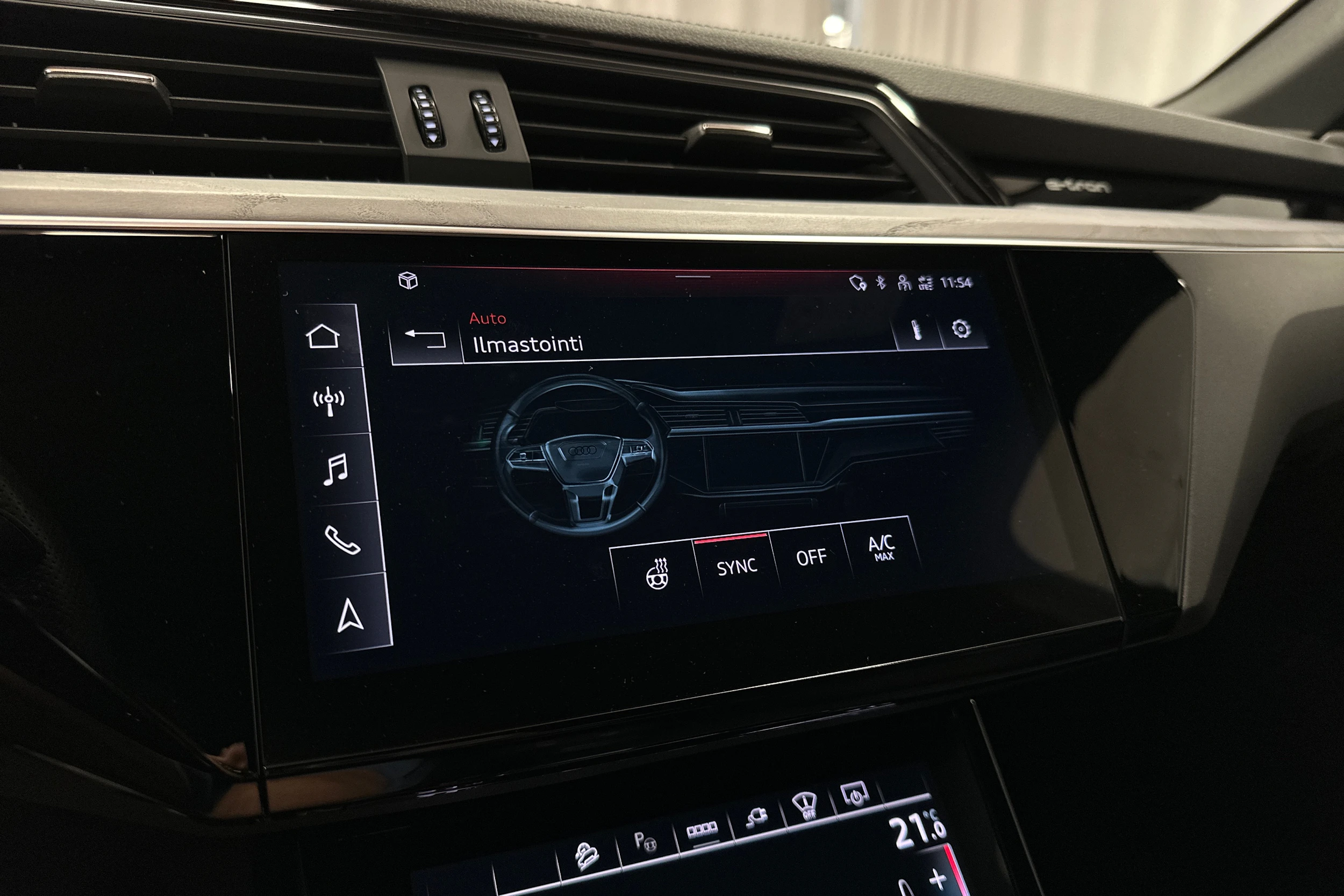 punainen Audi Q8 e-tron 2023 kuva 16.
