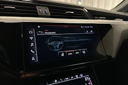 punainen Audi Q8 e-tron 2023 kuva 16.