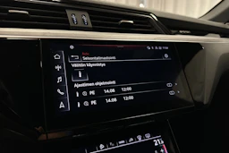 punainen Audi Q8 e-tron 2023 kuva 17.