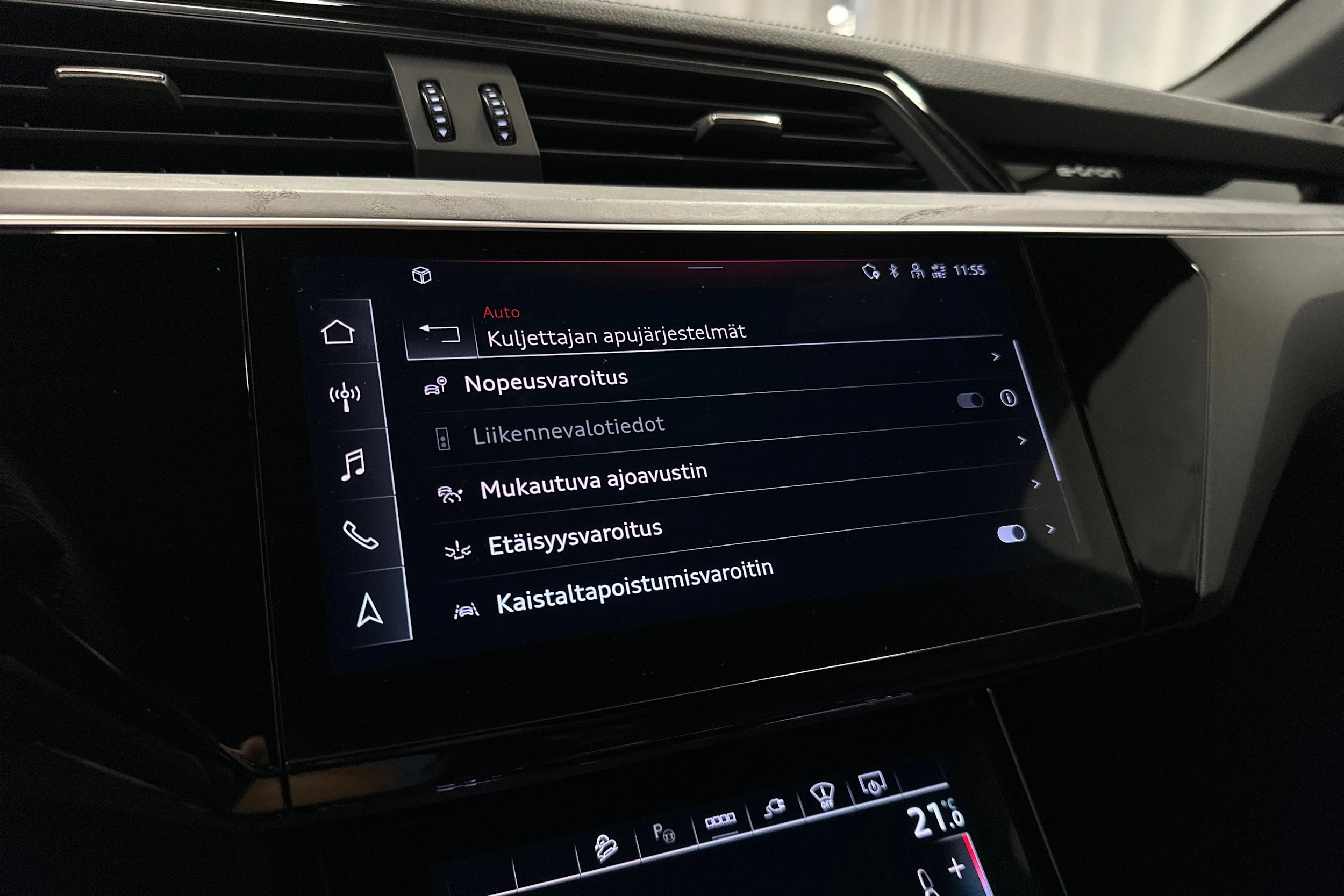 punainen Audi Q8 e-tron 2023 kuva 18.