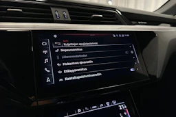 punainen Audi Q8 e-tron 2023 kuva 18.